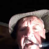 Gazda u mraznoj noći vodi borbu protiv mraza. Sin vozi traktor i Lovca i grije nasad trešanja. Gazda kuha kavu za "konje"!