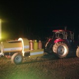 Lovac na mraz prikačen je za traktor i spreman je za rad